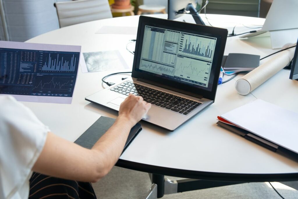 Équipe analysant les données clients CRM pour fidéliser