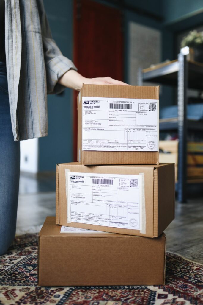 Entrepreneur développant son e-commerce avec un budget maîtrisé