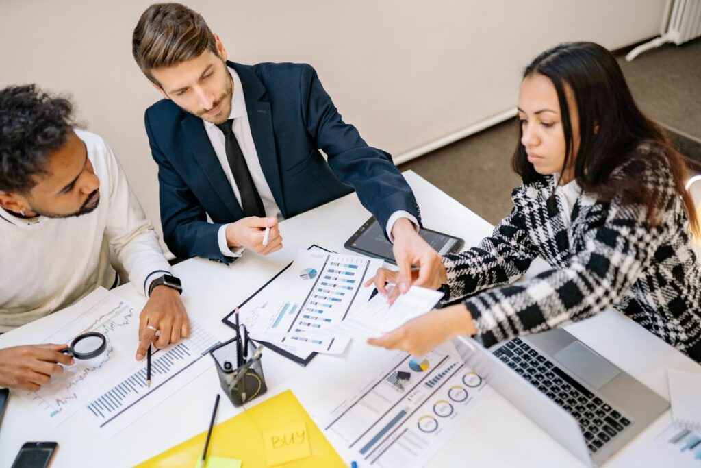 Réunion de direction marketing, analyse de graphiques