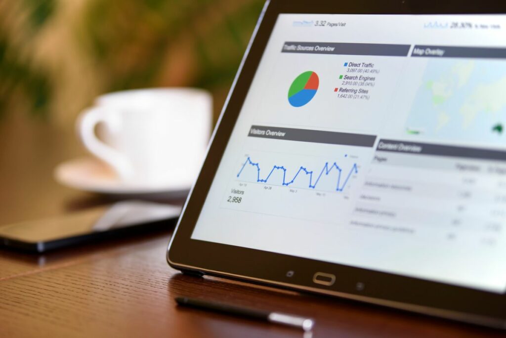 Tableau de bord marketing consulté sur tablette