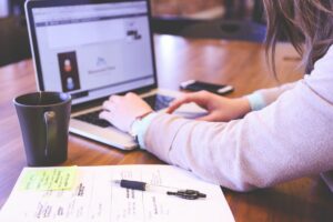 Dirigeant de PME organisant son marketing avec des notes