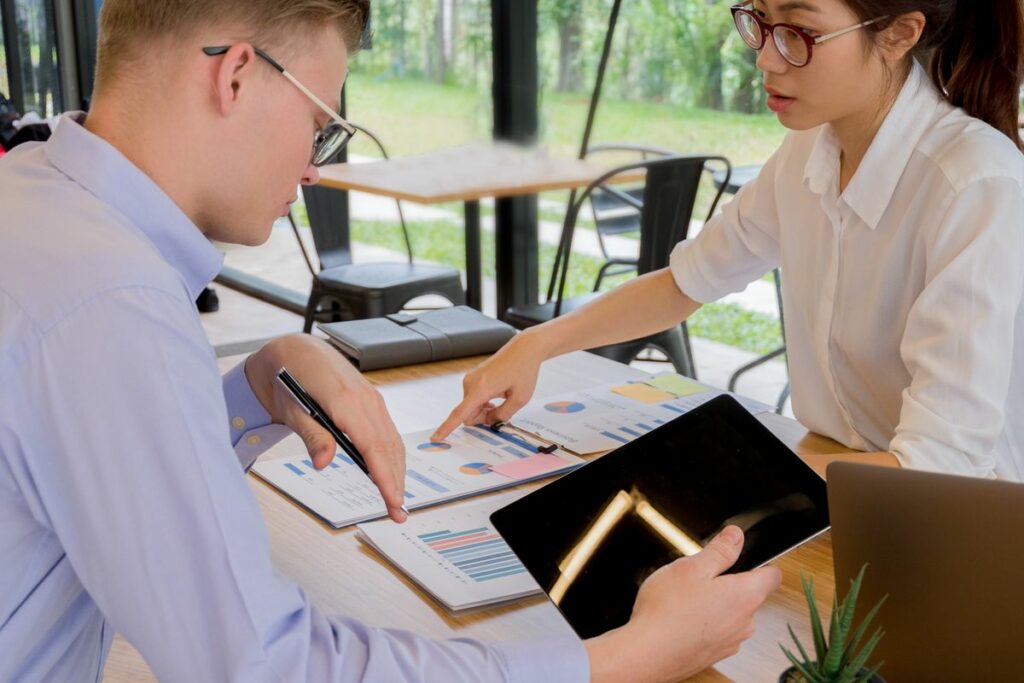 Équipe structurant son plan marketing sur un tableau blanc